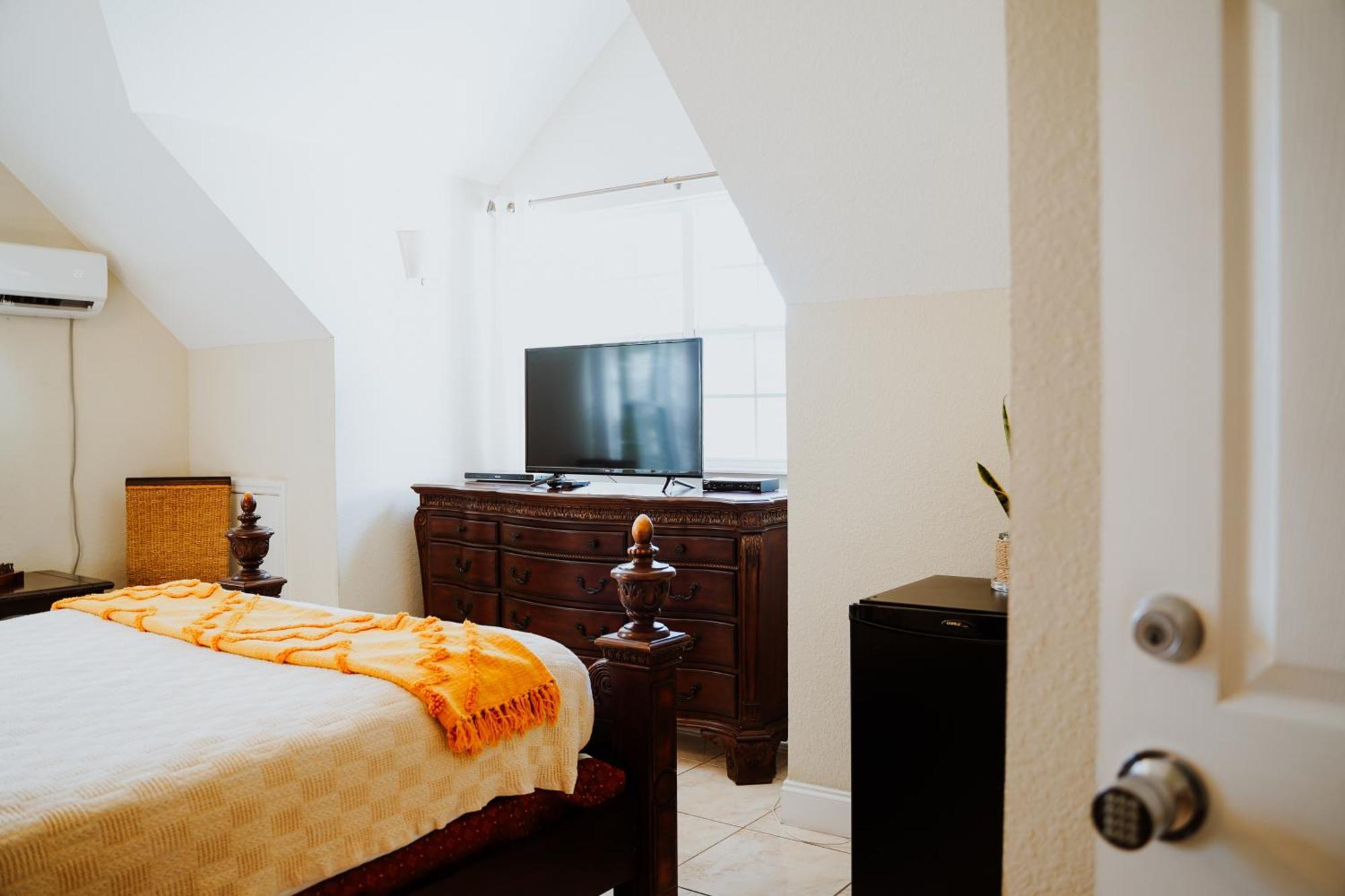 Shangri-La Boutique Bed & Breakfast West Bay Zewnętrze zdjęcie
